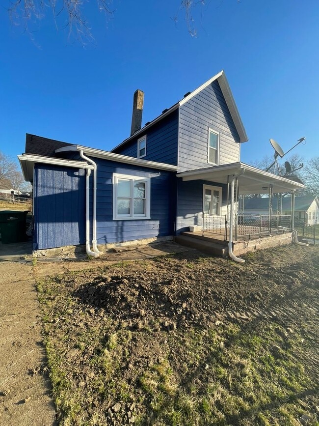 Building Photo - 3BR/2BA Home with Detached Garage & Large Yard