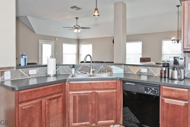 Building Photo - 511 Plantain Ln