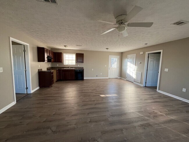 Building Photo - Single Family 2 bedroom 2 bathroom