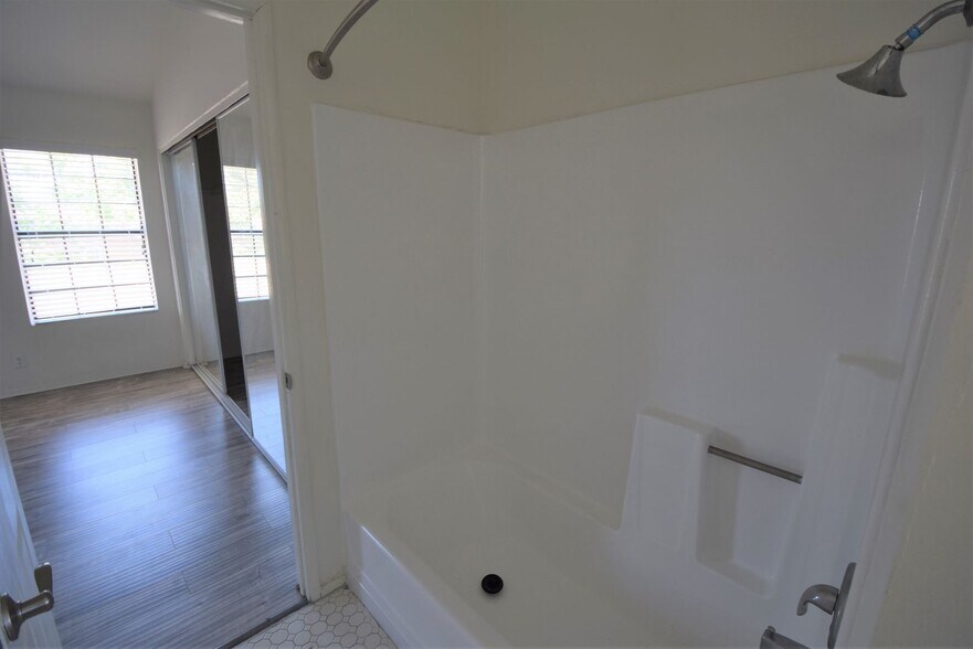 Building Photo - 24822 Walnut St