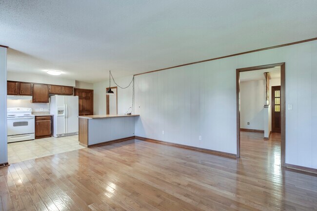 Building Photo - 702 W 6th Ave