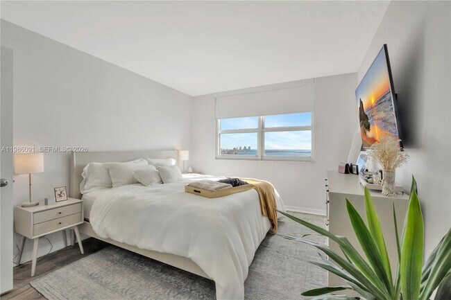 Building Photo - 1155 Brickell Bay Dr