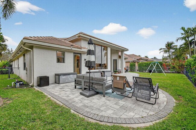 Building Photo - 10337 Trianon Pl