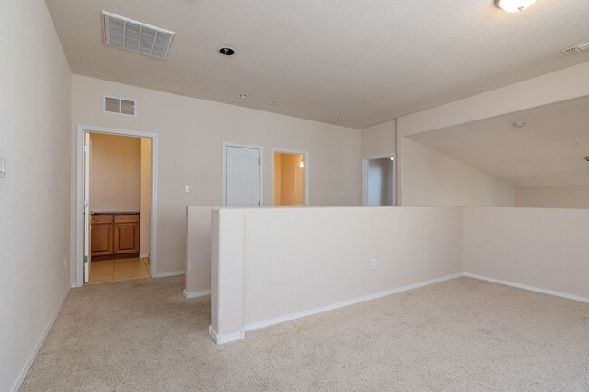 Building Photo - End Unit Townhouse Available Now!