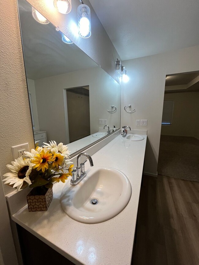 Building Photo - 1107 E La Brea Ave