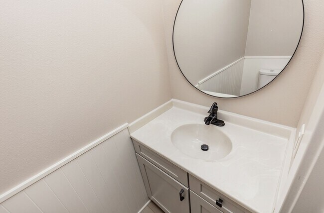 Building Photo - THOUGHTFULLY UPDATED!! 4 Bedroom, 3 Bathroom Home in Urbandale!