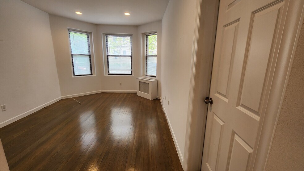 Building Photo - 54 Queensberry St