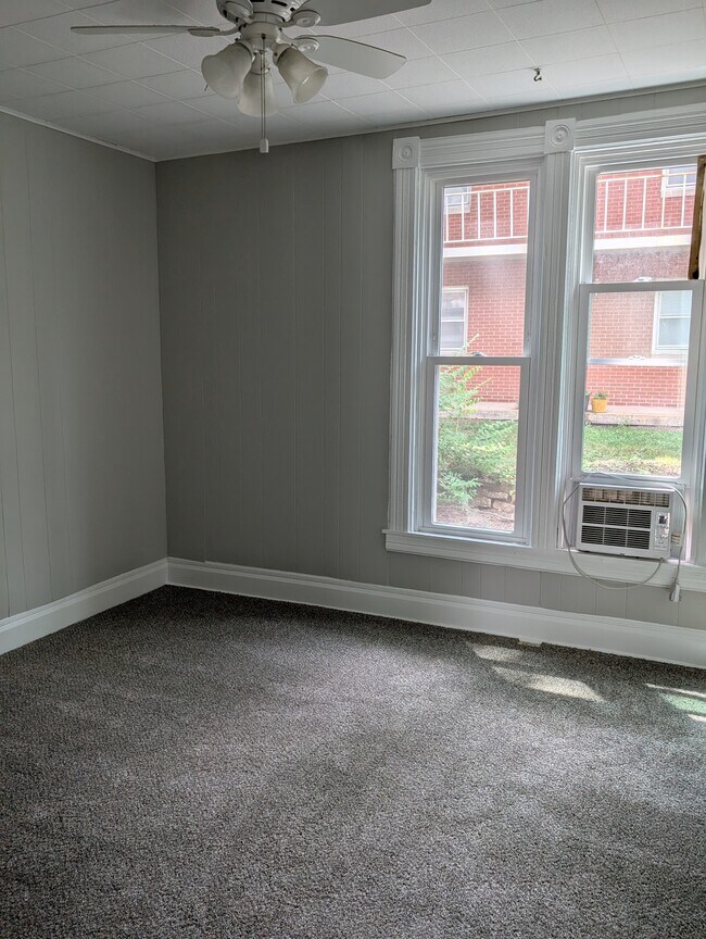Building Photo - 405 W White St