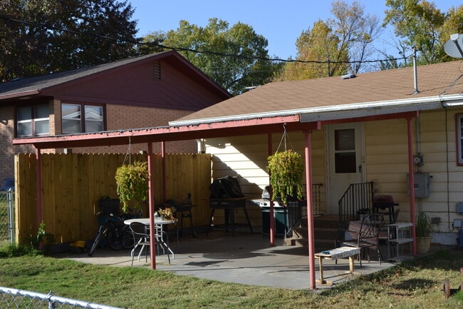 Building Photo - Nice 3-4 Br, 2 Bath Ranch style home, fenced in yard, garage, patio, full basement