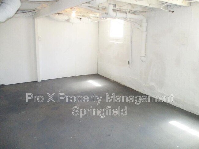 Building Photo - 1069 S Broadway Ave