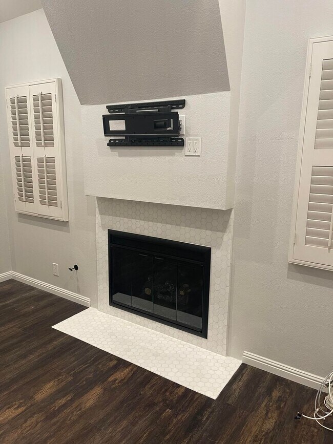 Building Photo - **Coming Soon** 2-Level Loft Condo with Re...