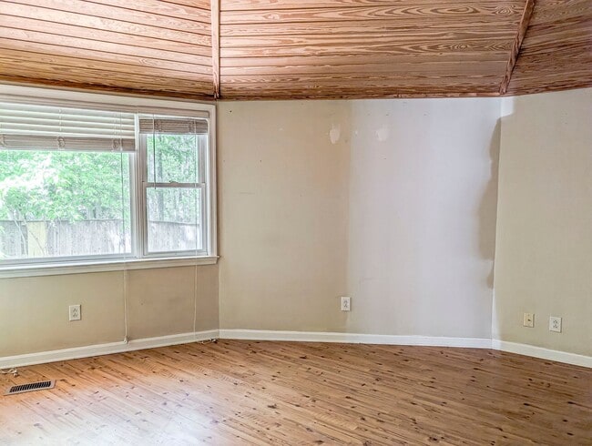 Building Photo - 12433 Cree Ln