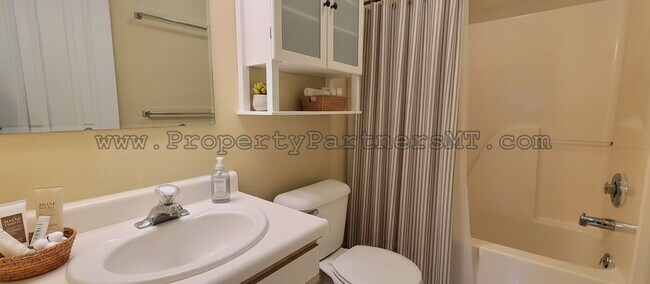 Building Photo - 305 Prairie Ave