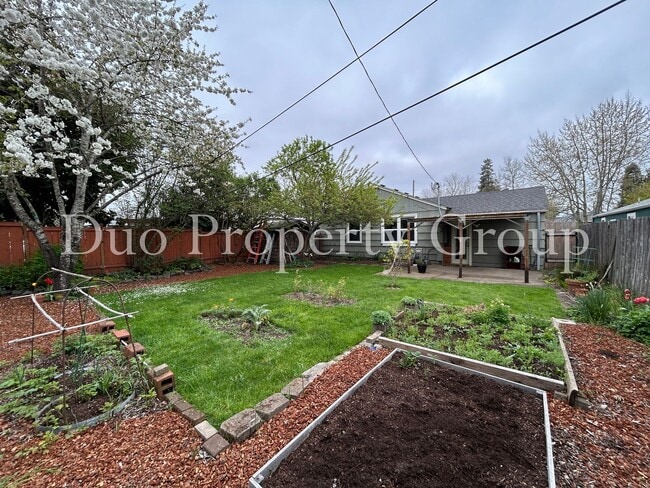 Building Photo - Charming West Eugene Home with Large Yard