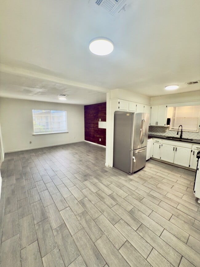 Building Photo - 4312 Meadowpark Dr