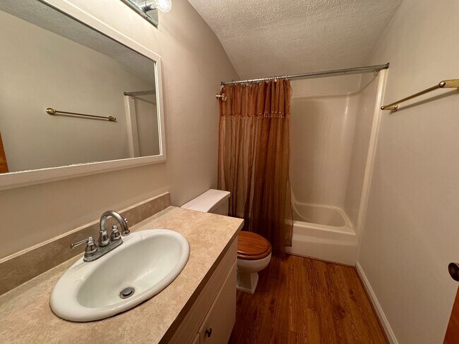 Building Photo - Rent free December & January  ! Sign a lease in December and enjoy December and January rent free!