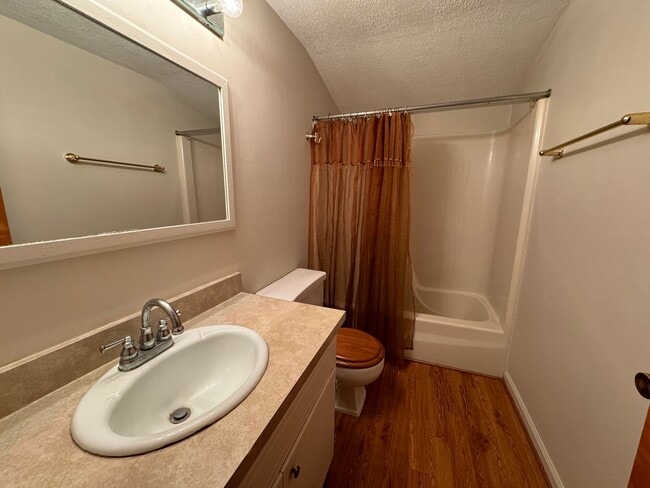 Building Photo - Rent free December ! Sign a lease in December and enjoy the rest of the month free!