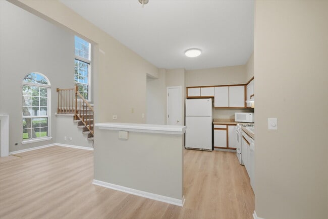 Building Photo - Beautifully Updated End-Unit Townhome