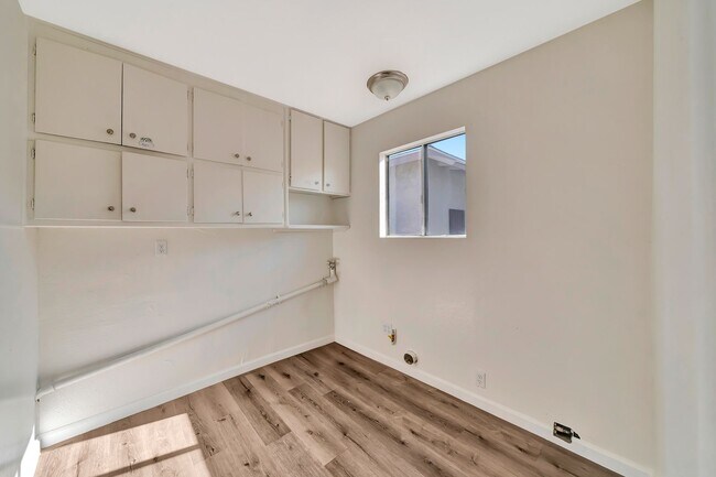 Building Photo - Stylish 4-Bed Mid-Century Home