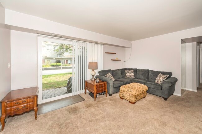 Building Photo - 9601 Bayview Dr
