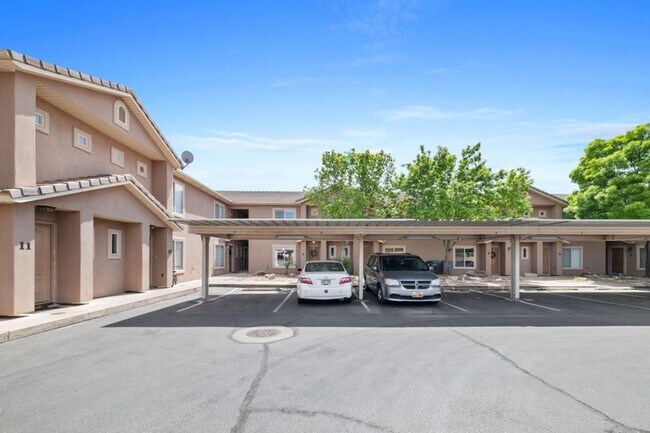 Building Photo - 3 Bedroom End Unit Townhome!