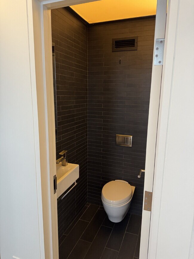 Building Photo - Penthouse Unit with amazing light at The Hayden Building