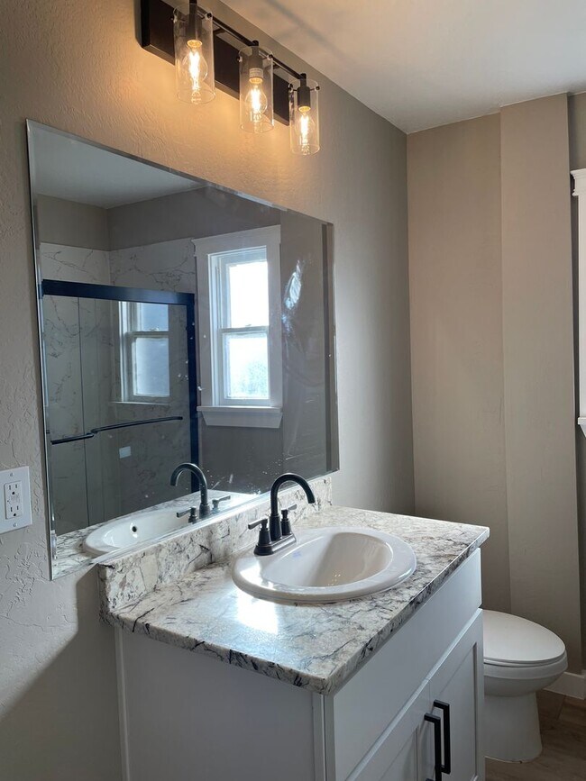 Building Photo - Newly Remodeled 2 Bedroom 1 Bathroom Home***A MUST SEE HOME***