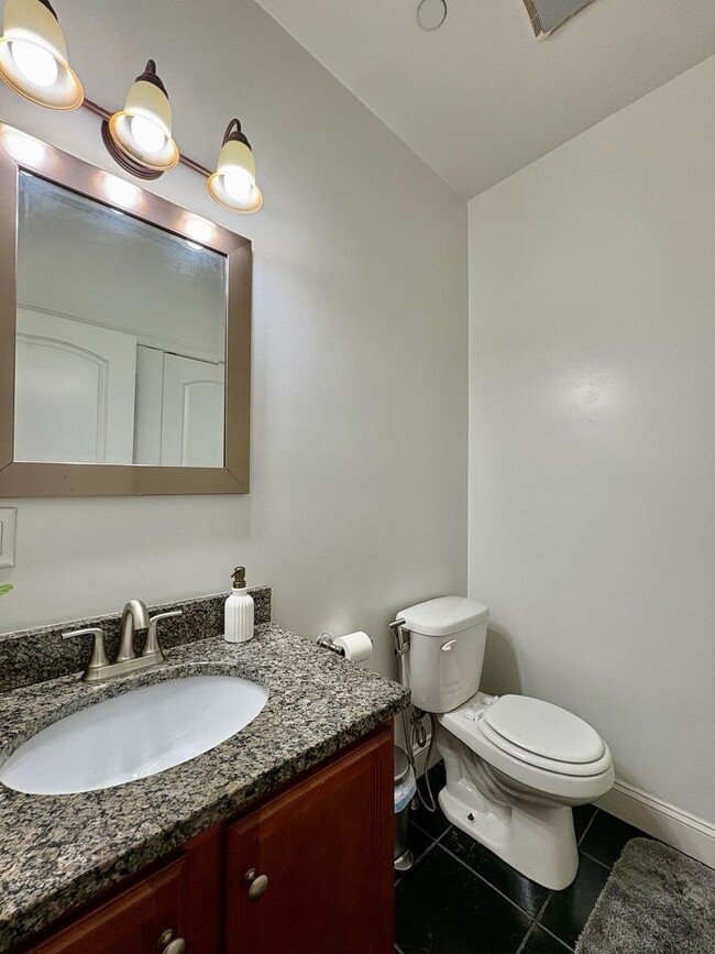 Building Photo - Charming 2-Bedroom Townhouse For Rent in L...
