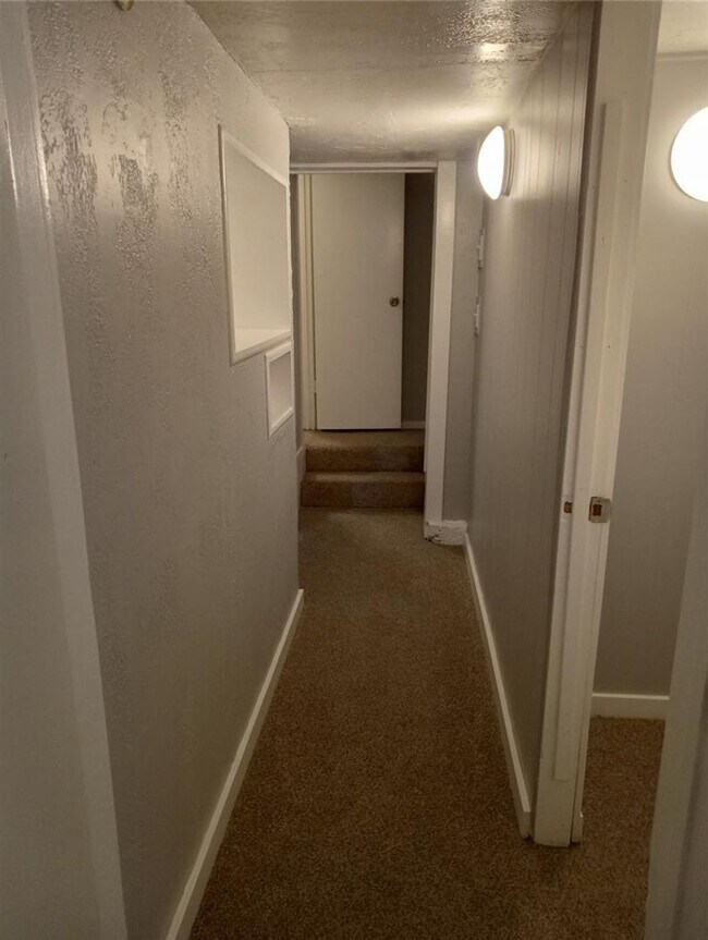 Building Photo - 4 bedroom 2 bath