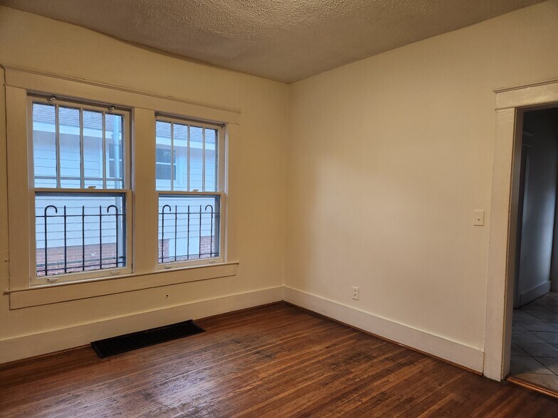 Building Photo - 416 10th Ave S