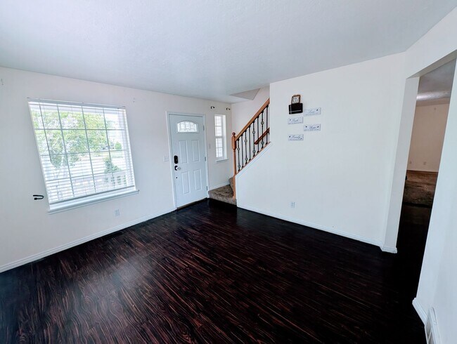 Building Photo - 749 Country Club Dr