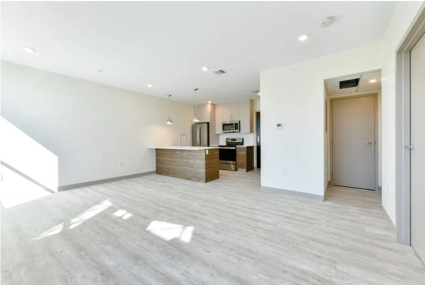 Building Photo - 400 Dorchester St