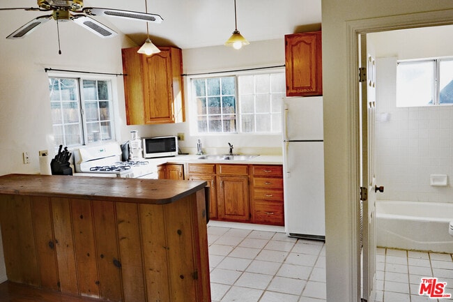 Building Photo - 1675 Happy Trail