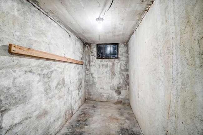Building Photo - 2 Bedroom, 1 Bathroom with Large Backyard!