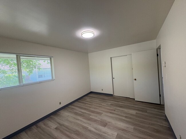 Building Photo - 2 Bedroom Near Harlow