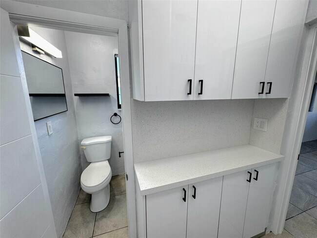 Building Photo - 5020 E 10th Ave