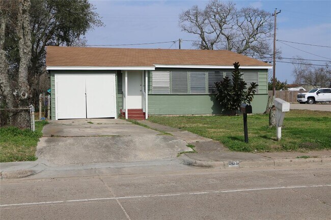 Building Photo - 502 W 8th St