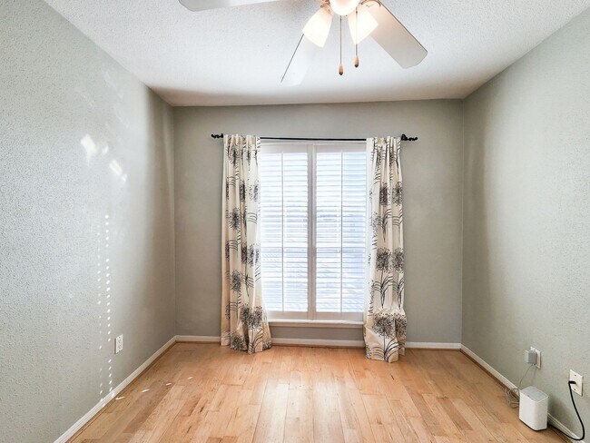 Building Photo - Beautiful 2 bedroom / 1 bath on second floor with gorgeous Houston skyline views. Stainless steel...