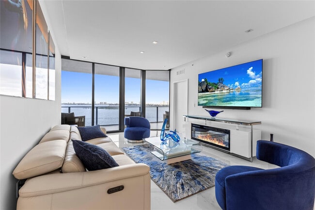 Building Photo - 700 NE 24th St