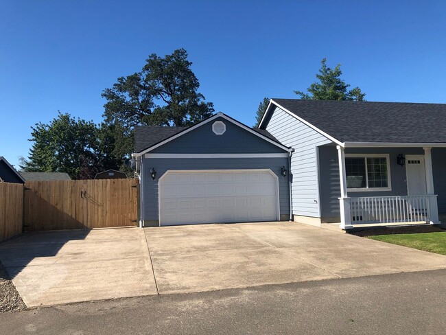 Building Photo - Updated 3 bedroom 2 bath house in Veneta!