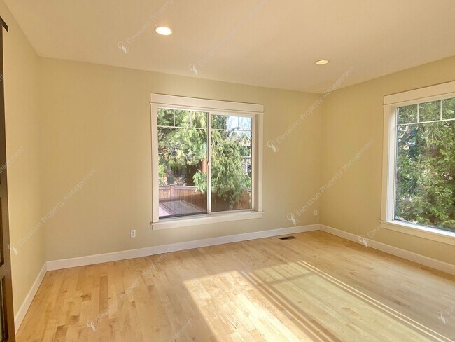 Building Photo - Light-Filled Awbrey Butte Retreat