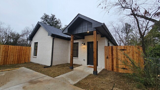 Building Photo - 1700 Kendolph Dr