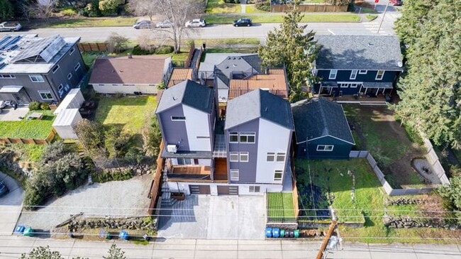 Building Photo - Newly Built Air-Conditioned Luxury Townhome in Highly Desired Admiral