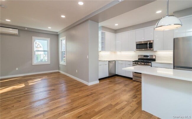 Building Photo - 86 Main St