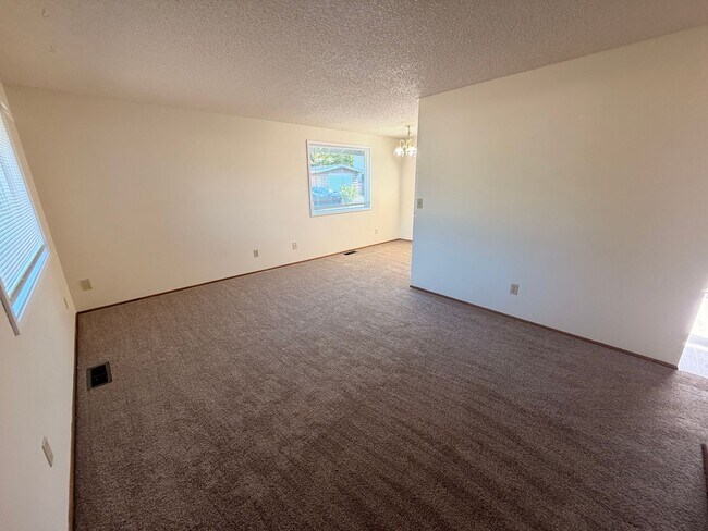 Building Photo - Rambler Style Home