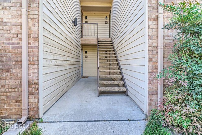 Building Photo - 16301 Ledgemont Ln