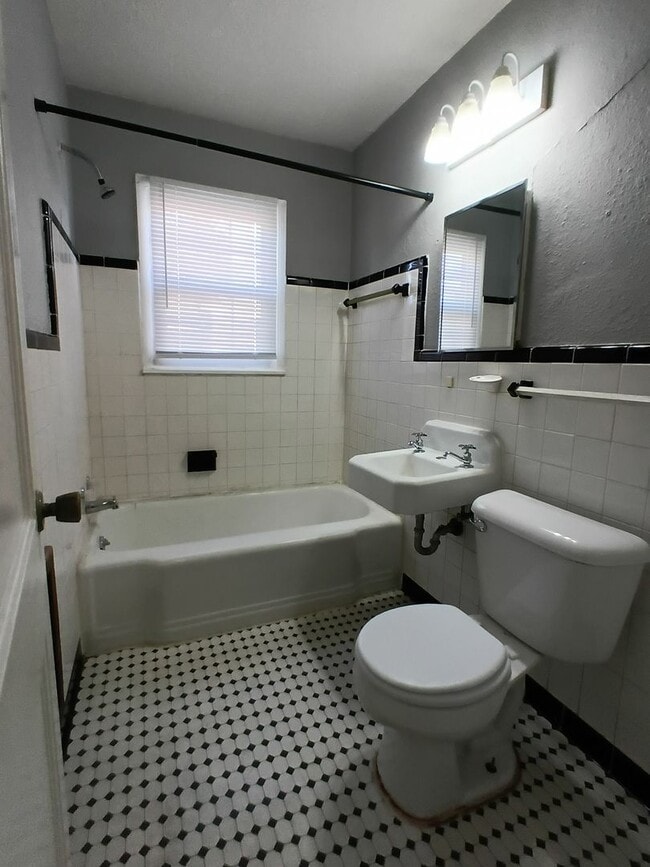 Building Photo - Minutes from Tinker!