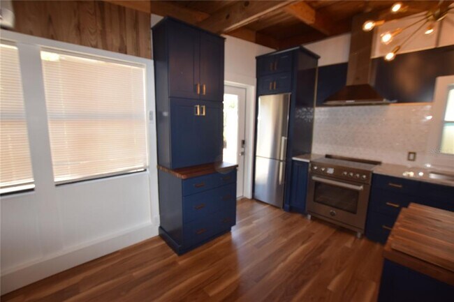 Building Photo - 1918 Sunset Ln