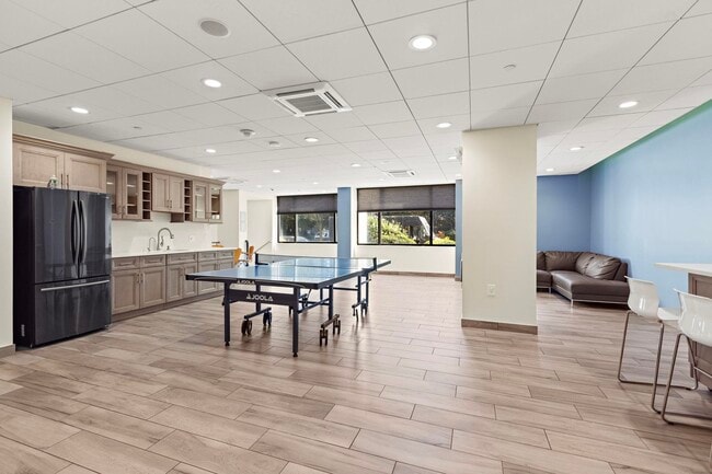 Building Photo - 45 River Dr S