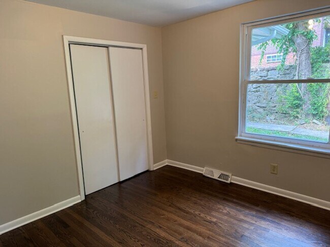 Building Photo - Newly Renovated Unit!